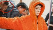 孙俪挤地铁被偶遇，乘坐姿势被网友质疑：是不是过分“摆拍”了？