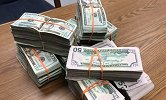 小伙去ATM机存钱竟白捡100万现金 吓得立马报警