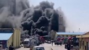 山东威海一物流园突发大火：现场浓烟滚滚 停靠大量货车