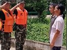 战士到家乡抗洪偶遇父母 一家三口热泪盈眶 父母：不知道他回来