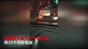 男子等红灯时下车就地健身 后车司机看傻眼