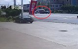 江苏一救护车与轿车相撞后侧翻 急救病人死亡医护人员轻伤
