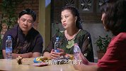 婶子说钱咬手 男子还真拿钱试手真逗趣