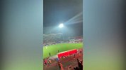 冲甲成功！四川看台上燃烟火庆祝 都江堰凤凰体育场成为光的海洋