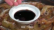 把新鲜的大虾放锅里蒸一下，出锅以后爽脆弹牙，好吃极了