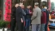 山东老人持残疾证拦婚车要钱 宾客：他们组团搜街 轻松月入过万
