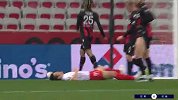 下半场补时第1分钟尼姆球员植田直通射门 - 打偏