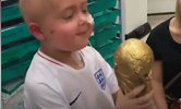 暖心！医院送“大力神杯”助英格兰小球迷圆梦 曾接受6周化疗