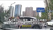 男子直行礼让转弯车，不料女司机撞上电动车，朝男子竖中指辱骂