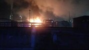 辽宁抚顺石油二厂大火 现场浓烟滚滚火光冲天