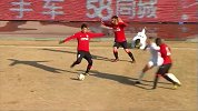 熊飞战术犯规放倒新疆外援 索性并无大碍比赛继续进行