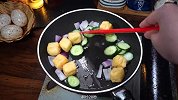 青瓜怎么炒好吃，简单又好吃的青瓜炒豆腐泡，清爽开胃