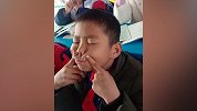 男孩魔性做眼保健操五官都在努力 老师：不是故意搞怪