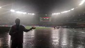 上港黄海之战暴雨突袭 有雷暴出现确认推迟比赛