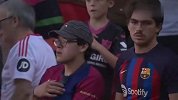 巴萨大比分惨败 看台上的巴萨球迷亲吻队徽表达支持