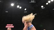 贝基硬闯WWE巡演 受伤膝盖再遭女皇重创