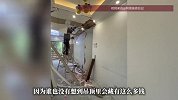 装修工人拆吊顶，大量百元大钞突然洒下，网友：这才是真的叫“拆房款”