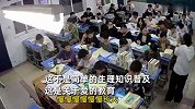 女生掉落卫生巾被男生嘲笑，班主任在课堂上严肃教育：要尊重女性