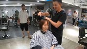 刘德华亲自为鲁豫理发，看到剪完的效果后，暴露了他的另一个职业