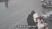 河南一店铺门口女子手机被盗，监控直击！黑衣男子8秒掏走手机