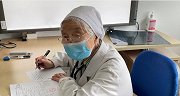 “最有效的处方是爱！”她90岁了，仍每周出诊，病历还那么工整
