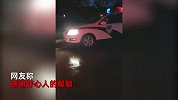 小男孩雨天光膀子街边奔跑，几名好心人一路护送，抱起被拒无奈报警