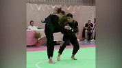 身高吃亏？跆拳道比赛被对手一脚踢脖子上立马倒地