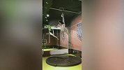 最优美的运动！小姐姐练空中瑜伽高难度动作 白嫩长腿太吸睛