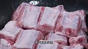 很多人做排骨都是直接下锅炒，做出来不是发苦就是咬不动，看好咯