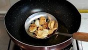 蒜香排骨，这个步骤一定不能省，爱吃肉的一定要试试，上桌被秒抢