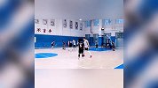 辽篮内部娱乐赛 球员对阵工作人员！郭少新鞋上脚 大韩全程搞笑