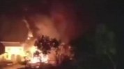 四川广元一辆32吨油罐车侧翻爆炸起火 致2人受伤