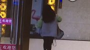 美女与小5岁地下男友偷偷开房 第二天保洁开门吓到腿软
