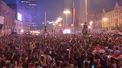格子军现身克罗地亚球迷广场 现场气势如同山呼海啸