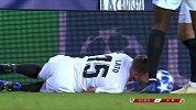 红魔队长爆铲小后卫染黄 看着都疼！惨叫声让人听着也揪心