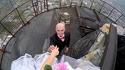 这对新人太敢玩 徒手爬上351米烟囱办空中婚礼