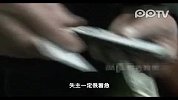 监控拍美女丢钱包 俩男子街头上演全武行