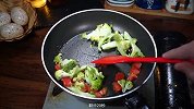 西兰花怎么炒才好吃，简单又好吃的西红柿炒西兰花，特别下饭