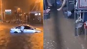 湖南暴雨多路被淹公交车进水 多辆小车漂浮水面司机弃车游泳