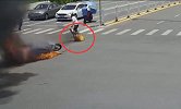 广东一摩托车被撞瞬间爆燃司机被大火活吞 市民火中抢人