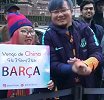 幸运！巴萨抵达米兰城 中国球迷接机喜获皮主席签名