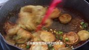 茄子里淋上鸡蛋液，没想到出锅太好吃了，我家一周吃五次，超下饭