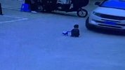2岁幼童遭汽车碾压奇迹生还 身旁无人