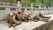 这样的睡姿让人泪目遵义救灾现场 武警战士身上裹着泥巴席地休息