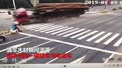 大货车路口失控侧翻 满车木材滚落横扫两车