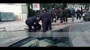 暗拍城管野蛮对待长发女子