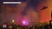 夺冠游行！美丽的巴塞罗那夜景下 巴萨旗帜在飘扬