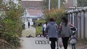妈妈疑意外去世，孩子独守尸体数日被发现，民警自掏腰包带其检查