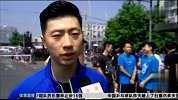 乒乓球-17年-国乒出征世乒赛粉丝热情送行刘国梁：球迷是球队的动力!-新闻