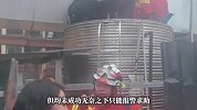 男子被困热水器罐险丧命，救援人员边输氧边破拆罐体